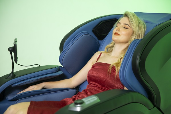 Sử dụng ghế massage giúp xoa bóp bấn huyệt quang vùng cổ