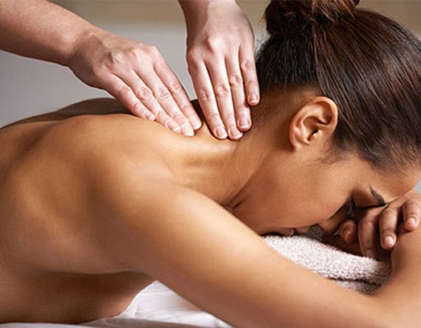 Massage xoa bóp giúp giảm nhưng cơn đau cổ hiệu quả